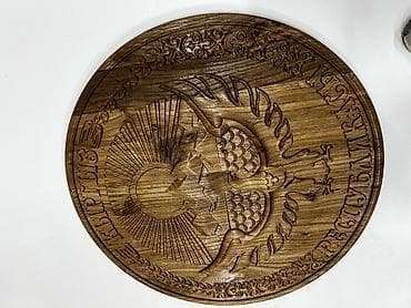 сувенир беркут: Резной настенный медальон с гербом Кыргызской Республики. - Материал — 4