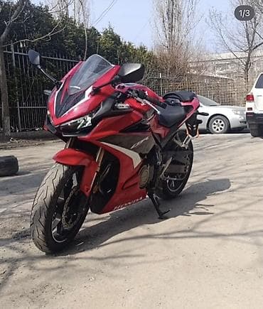 мотоцикле: Honda CBR500R, красно‑черный спортбайк. Ключевые особенности: - — 1