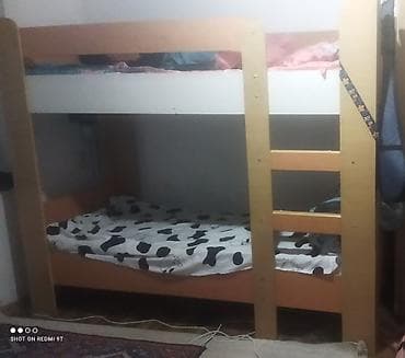 Двухъярусная кровать из ЛДСП с встроенной лестницей сбоку. -
