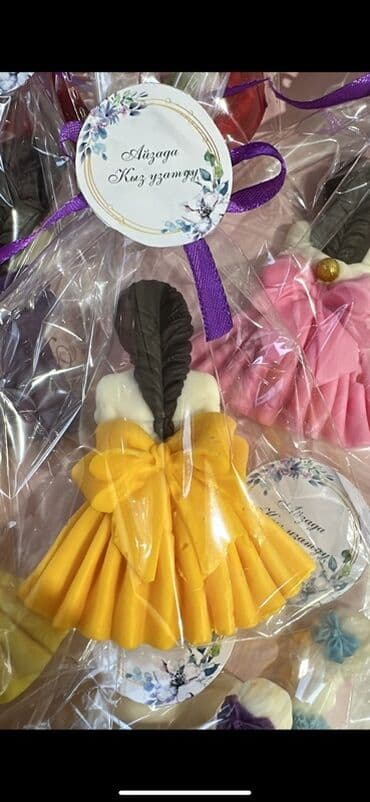 аниме шоп: Шоколадная фигурка в форме девушки в желтом платье с косой, украшенной — 1