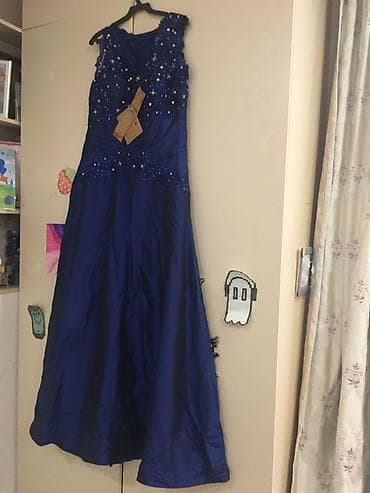 атласный костюм вечерний: Вечернее платье насыщенного темно‑синего цвета с декоративной — 3