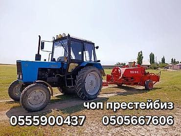 Трактор с прицепным пресс-подборщиком для полевых работ. - Трактор