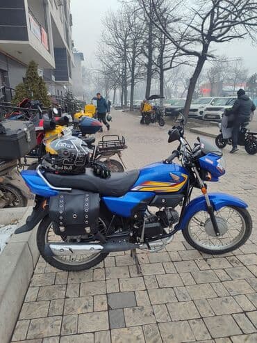 Мотоцикл Honda (дорожный класс), синий цвет. Характеристики и