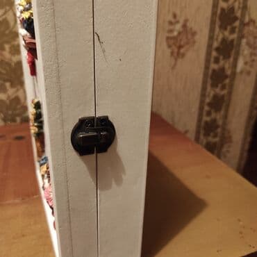 вешалка для ключей: Ключница белая,новая(есть небольшой брак(виден клей вверху),поэтому — 3