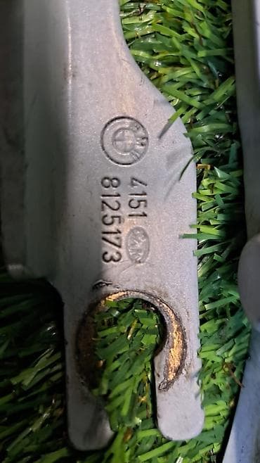 bew e34: Петля задняя крышки багажника R Е38 8 125 174 Год2000 В отличном — 4