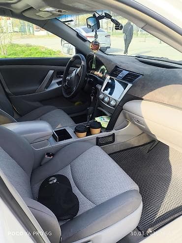 тюнинг салона: Автомобиль – седан, салон серо‑бежевый, тканевая обивка. Особенности — 1