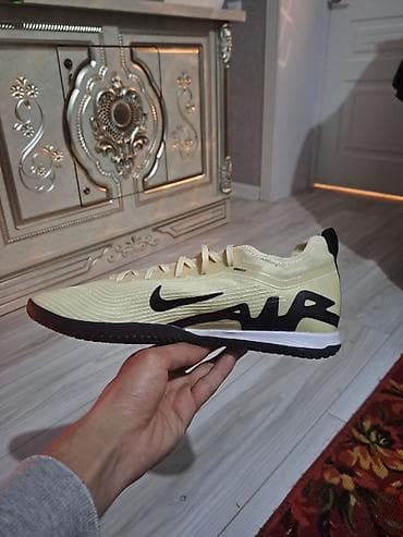 Зимний спорт: Новые подарили но я не особо играю мой размер 41 но на них написано 43 — 2