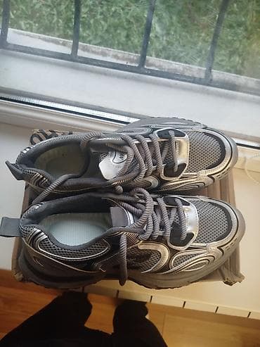 nike react: 41- размер. Толстая подошва которая увеличивает рост при ношении на — 10