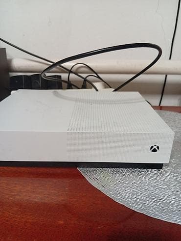 xbox 360 live: Игровая консоль Microsoft Xbox One S (белая) с беспроводным геймпадом — 2