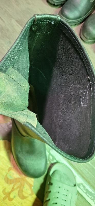 резиновые сапони: Сапоги российсике из плотной чёрной кожи. Характеристики: - Материал — 4