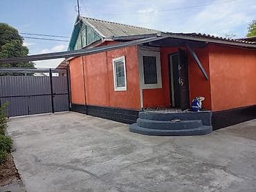 строим дом: Продаётся частный дом с благоустроенным двором. Основные — 2