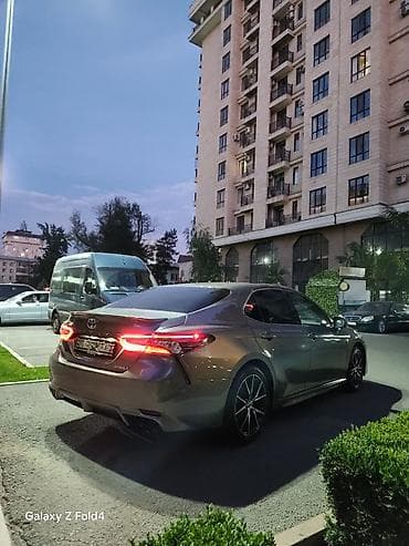 jac t9: Toyota Camry: 2022 г., 2.5 л, Вариатор, Гибрид, Седан — 2