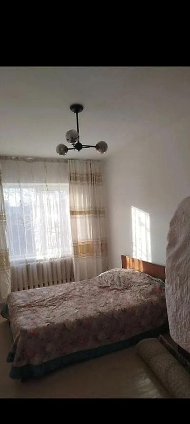 Үйлөр: 63 м², 4 бөлмө, Унаа токтотуучу жай, Забор, тосулган — 1