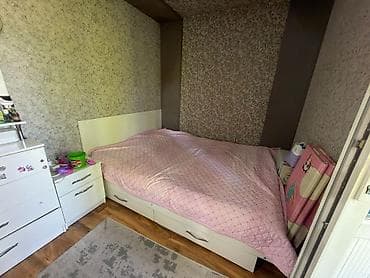 Двуспальная кровать с подматрасными ящиками для хранения. - Размер