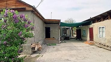 Продаётся частный дом с просторным двором и хозпостройками. -