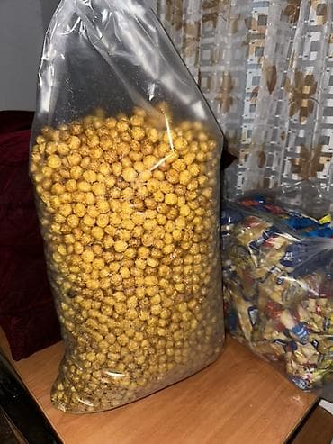 Большая фасованная упаковка хрустящих шариковых кукурузных коромельный