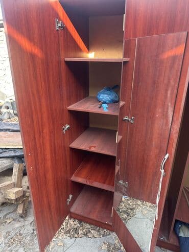 шкаф двухместная кровать: Шкаф трехстворчатый, двуспальная кровать и стеклянная тумба/подставка — 2