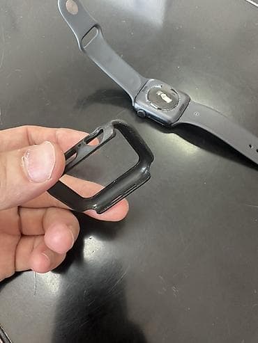 apl: Apple Watch SE2, корпус темного цвета. В комплекте: - умные часы — 3