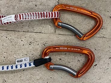 карабин: Набор карабинов от известных брендов RedFox и Petzl. Эти карабины — 2