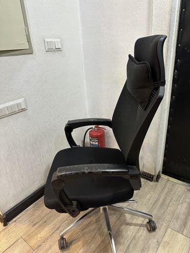 цвета офисной мебели названия: Офисное кресло, Б/у, С колесиками, цвет - Черный, Велюр — 2