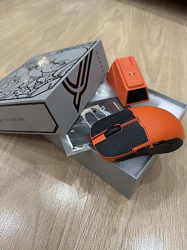 Игровая беспроводная мышь в комплекте с док-станцией/зарядной базой