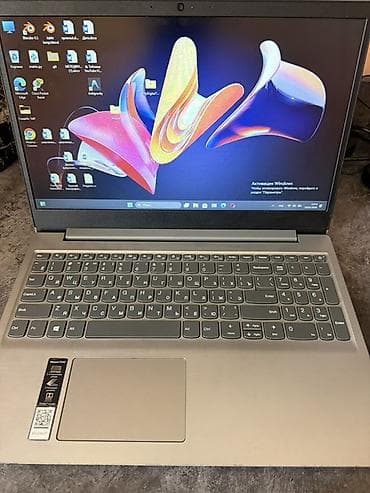 Ноутбук Lenovo (серия IdeaPad, серебристый корпус) - Экран: 15.6"