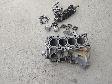 Двигатель в разборе — комплект деталей 4-цилиндрового мотора. Хонда