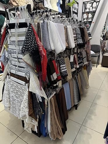 Кафелер, ресторандар үчүн: Напольная металлическая стойка-остров для одежды и аксессуаров - — 3