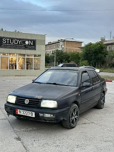 кок талаа: Volkswagen Vento: 1992 г., 1.8 л, Кол менен иштөөчү, Бензин, Седан — 1