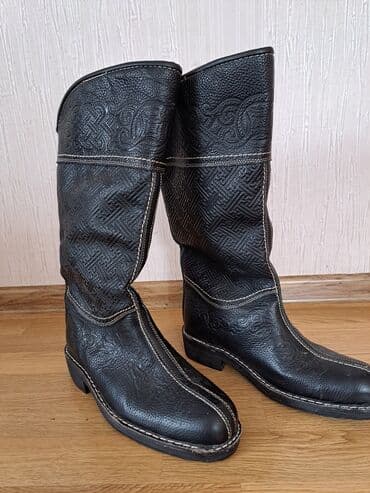 срочно продаю в связи с переездом: Натуральный мех оленя . Чёрный. Натуральная подошва мужские 43размер — 1