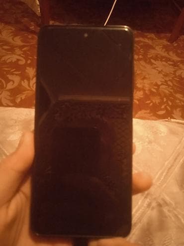 четки мусульманские электронные: Смартфон с вырезом под фронтальную камеру по центру экрана и модулем — 1