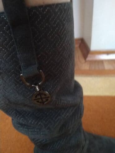 сапоги из натурального меха и кожи: Продаю новые из натуральной замши с теснением, сапоги на 38 размер — 2