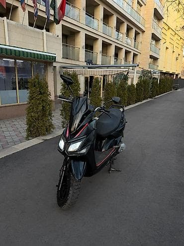 Скутеры: Скутер/максискутер черный, спортивный дизайн. Основные особенности: - — 5