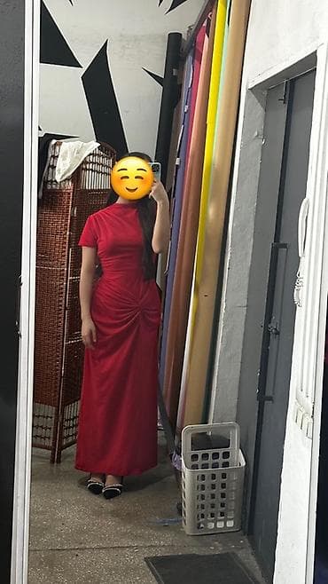 вечернее платье с: Вечернее длинное платье насыщенного красного цвета. - Силуэт: прямой — 1