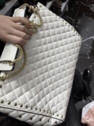 сумка клатч б у: Вместительная сумка бело-золотистого цвета, в хорошем состоянии — 3