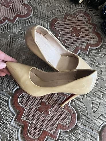 сколько стоит лабутены: Классические женские лодочки цвета нюд/беж с глянцевым лаковым — 1
