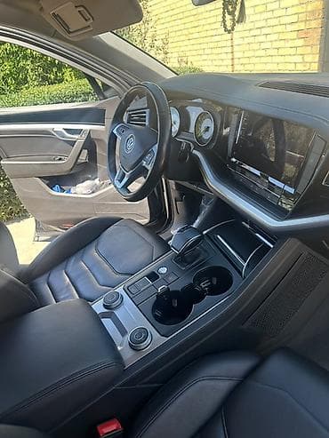 Volkswagen Touareg: 2018 г., 2 л, Автомат, Бензин, Кроссовер — 8