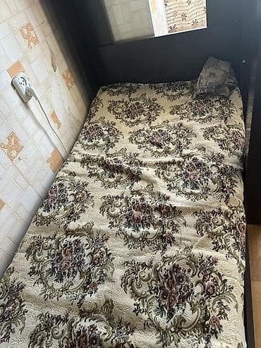 шезлон детский: Двухъярусная кровать из темного ЛДСП с металлической лестницей. - — 4