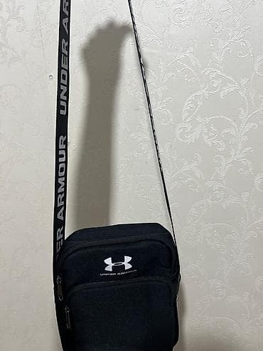 ички кийим: Сумка через плечо Under Armour, черная - Компактная — 4
