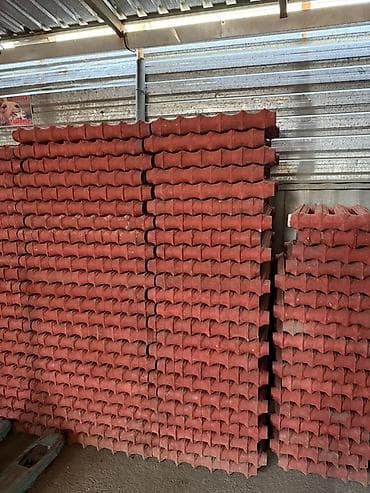 Чугунные секции радиаторов отопления красного цвета (старого образца