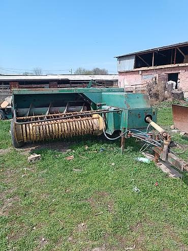 Тюкопресc-подборщик John Deere (похоже на линейку малых прямоугольных — 6