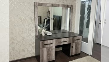 круглые стол: Туалетный столик, Б/у, С зеркалом, цвет - Коричневый, ЛДСП — 1