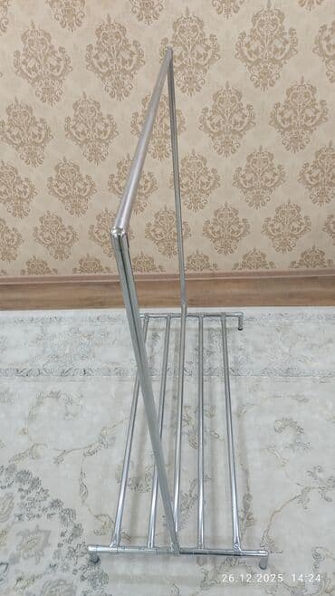 комоды для одежды: Напольная вешалка-стойка для одежды из хромированных металлических — 3