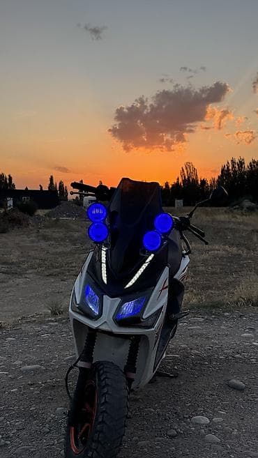 n max: Скутер Kymco (серия X, наклейки X-Raptor) с ярким тюнингом света и — 4