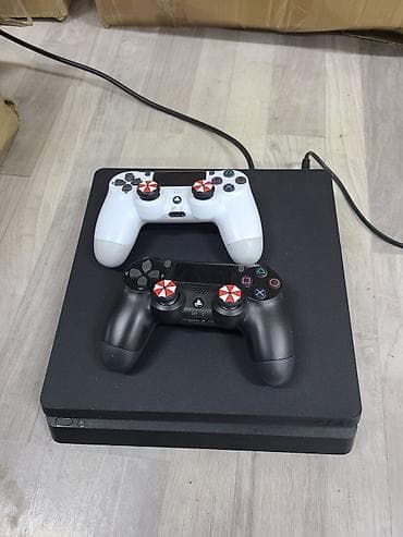 плейсте: PlayStation 4 Slim (PS4) с двумя беспроводными геймпадами DualShock 4 — 1