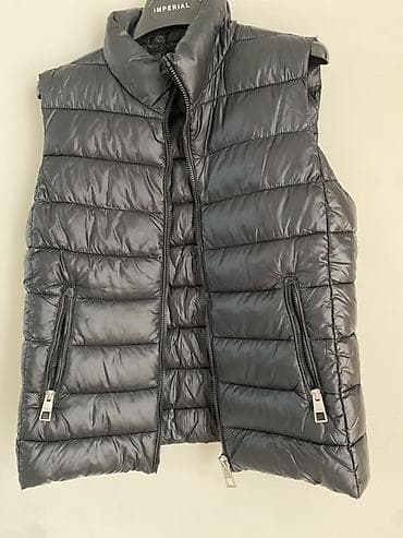 жилетка юникло: Женский набор верхней одежды и жилетов Состав лота (6 предметов): - — 7