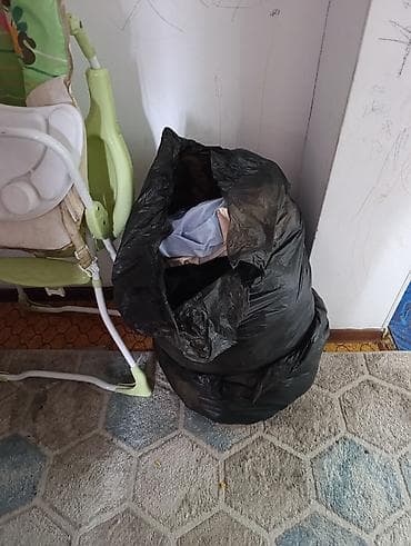 Большой мешок и пакеты со смешанной одеждой и текстилем Описание: -