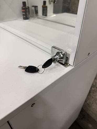 прозрачный ящик: Стеклянная витрина с тумбой и замками - Назначение: демонстрация и — 3