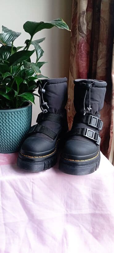 Ботинки и ботильоны: Зимние сапоги Dr. Martens в оригинале. - Размер: 37 - Цвет: черный - — 1