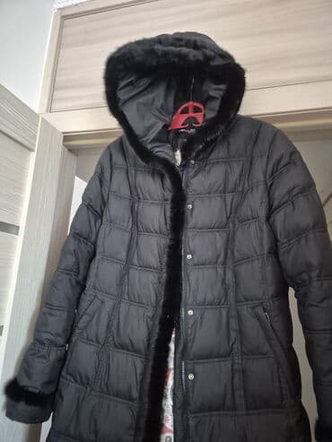 шапка женская из искусственного меха: Стёганое женское пальто-пуховик темно‑серого цвета. Особенности: - — 2